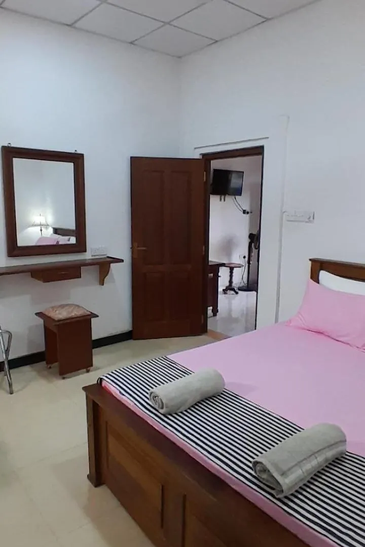 The Max Villa Negombo Couette-café